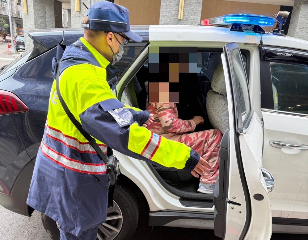 ▲圖說：第一分局民權所員警以巡邏車將楊姓婦人送回家中            （圖／台中市政府 提供）