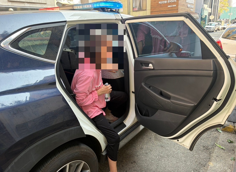 ▲圖說：警方以巡邏車將迷路在超商的楊姓婦人護送返家            （圖／台中市政府  提供）