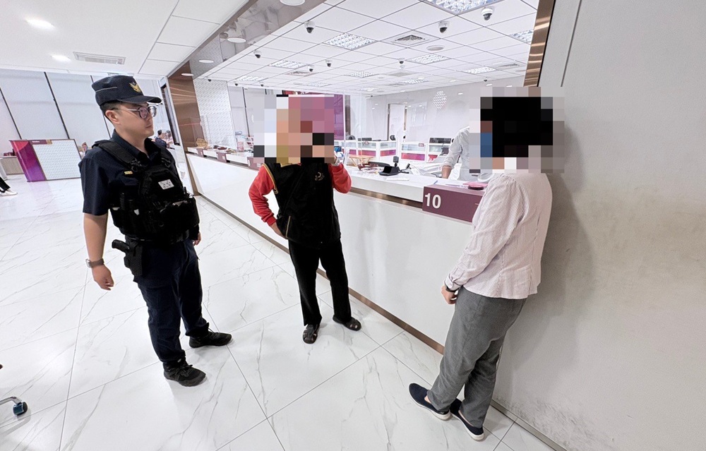 ▲圖說:林男遭「10%高獲利」誘惑,欲提領24萬面交投資,員警獲報趕往成功攔截 (圖/台中市政府 提供)