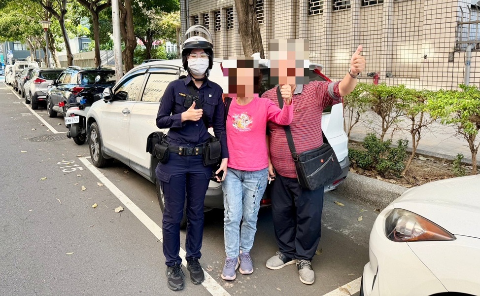 ▲圖說：黃姓婦人與丈夫找到愛車後，頻頻向警方致謝，開心地比出大拇指與員警合照 （圖／台中市政府 提供）
