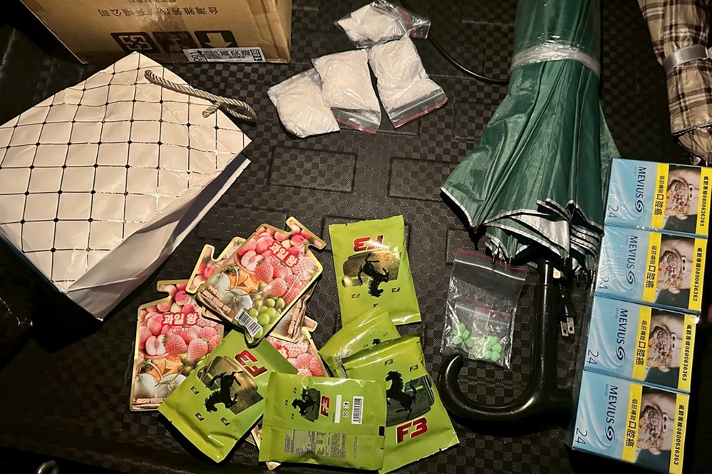 ▲圖說:劉嫌車輛猶如毒品行動倉儲,警方當場查扣法拉利圖樣咖啡包、勞力士造型搖頭丸與愷他命 (圖/台中市政府 提供)