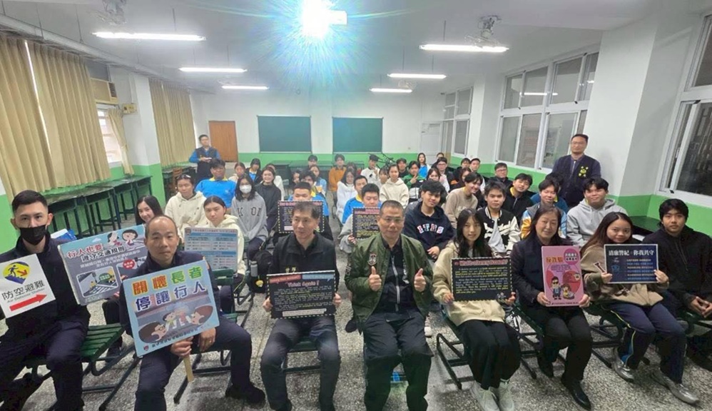 ▲圖說:為避免外籍學生淪落高薪詐騙陷阱,中警第四分局深入校園宣導反詐騙 (圖/台中市政府 提供)