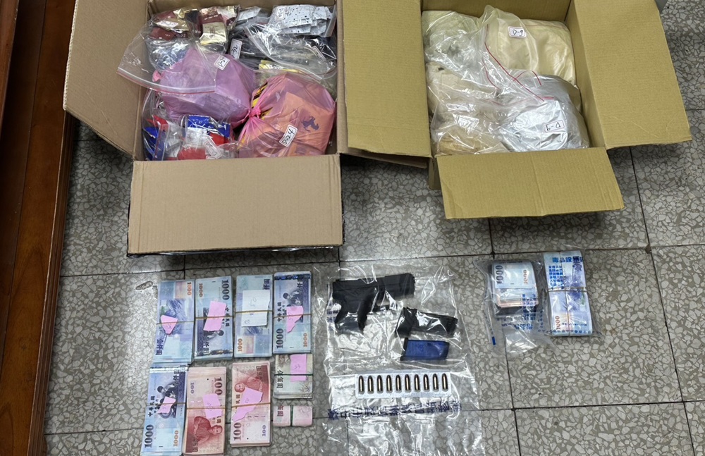 ▲圖說：毒品分裝場各式工具一應俱全，警方當場查扣依托咪酯煙彈、愷他命、哈密瓜錠、毒品咖啡包以及現金50萬餘元 （圖／台中市政府 提供）