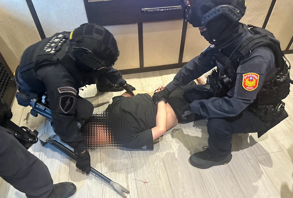 ▲圖說：中市警方攻堅毒品分裝場，逮捕李姓主嫌為首販毒集團等5人              （圖／台中市政府  提供）