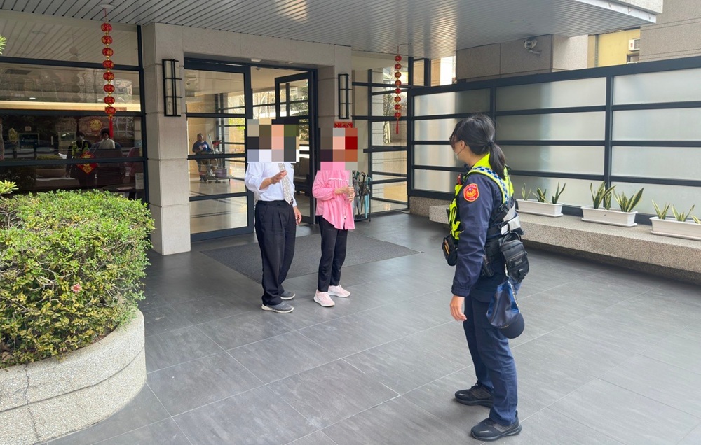 ▲圖說：家屬見到婦人安全無恙回到家後，頻頻向警方表達感謝之意 （圖／台中市政府 提供）