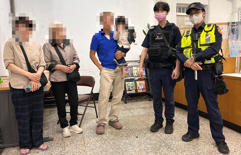 ▲圖說：在第一分局員警實地介紹下，迷途許婦逐漸理解自己身處臺中，最終在家人陪同下安心返家 （圖／台中市政府 提供）