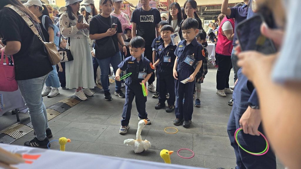 ▲圖說：擬真射擊打靶訓練與套圈圈遊戲，讓小朋友在玩樂中學習到防詐和反毒知識           （圖／台中市政府 提供）
