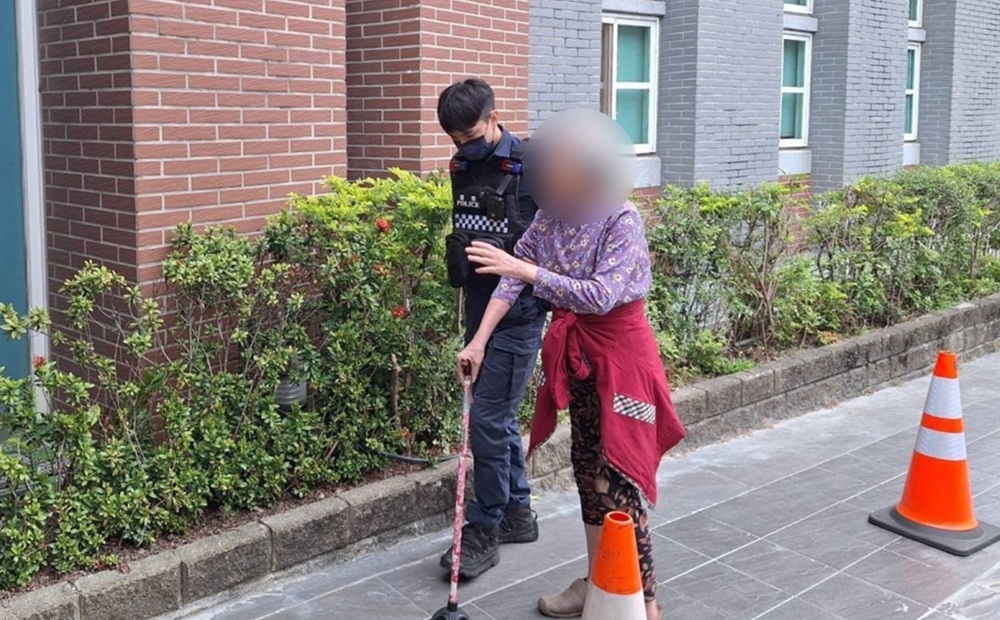 ▲圖說：86歲吳姓婆婆外出散步不慎迷途，幸好婆婆主動向店家求助，找來員警的協助 （圖／台中市政府 提供）