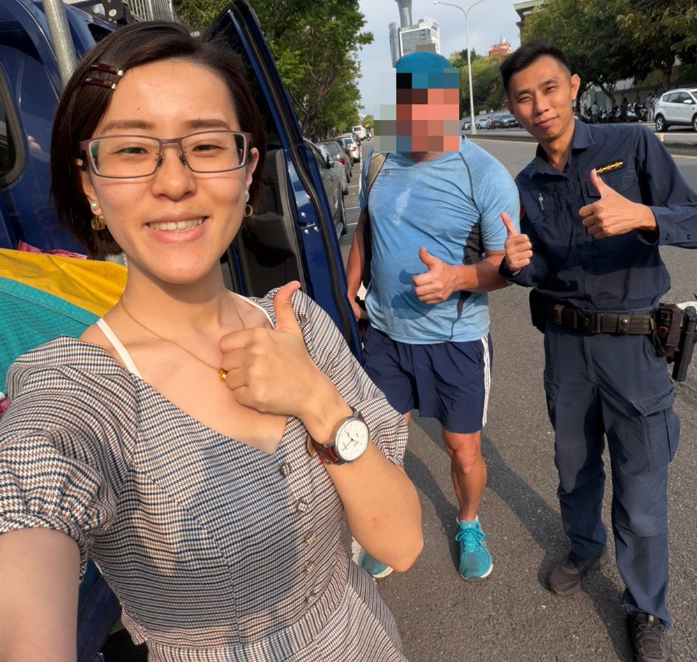 ▲圖說：澳洲男可先生找到愛車後，當場對警方專業的協助表達由衷感謝 （圖／台中市政府 提供）