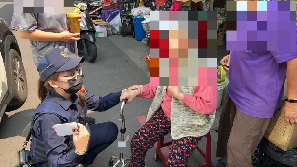 ▲圖說：員警發現在拄枴杖上標有老婦人身分資訊，遂據此成功找到家屬 （圖／台中市政府 提供）