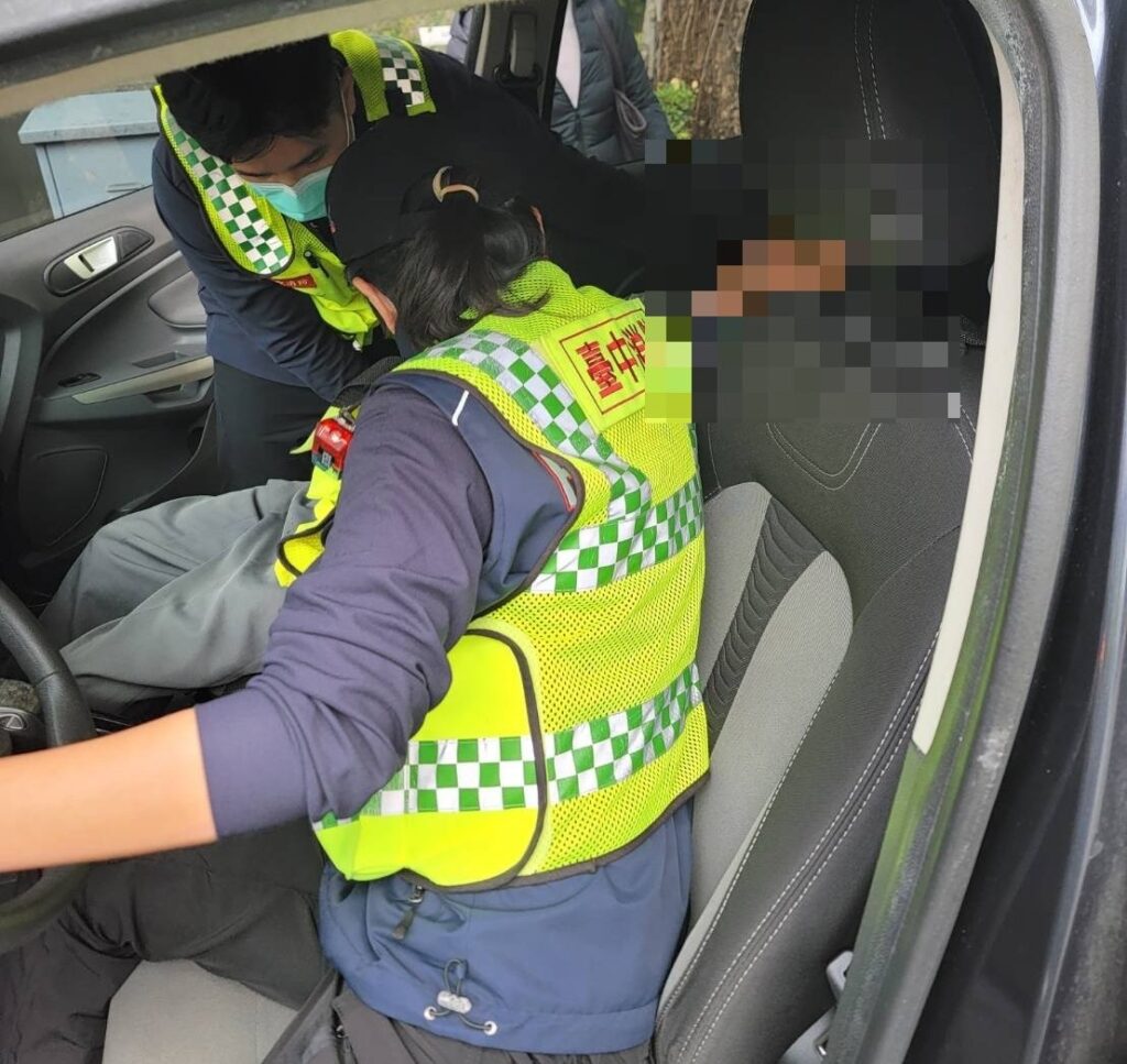 ▲圖說：員警沿線調閱監視器，搜尋失蹤老翁行車軌跡，終於尋獲昏迷在車內的盧姓老翁 （圖／台中市政府 提供）