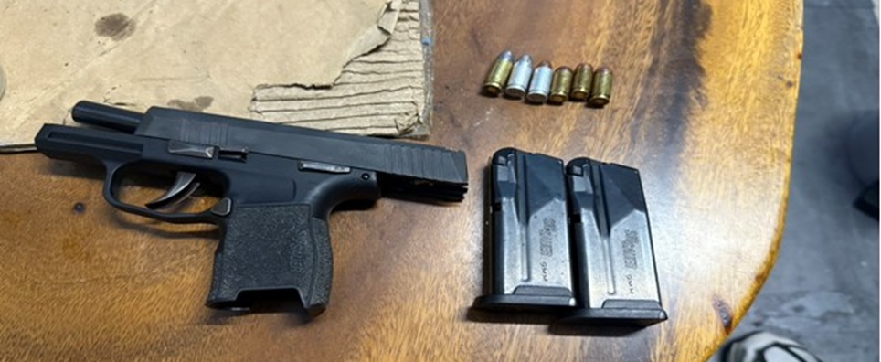 ▲圖說：中警第三分局緝獲擁槍自重的李姓藥頭，起出大批毒品、分裝器具以及火藥槍1把與子彈6顆 （圖／台中市政府 提供）