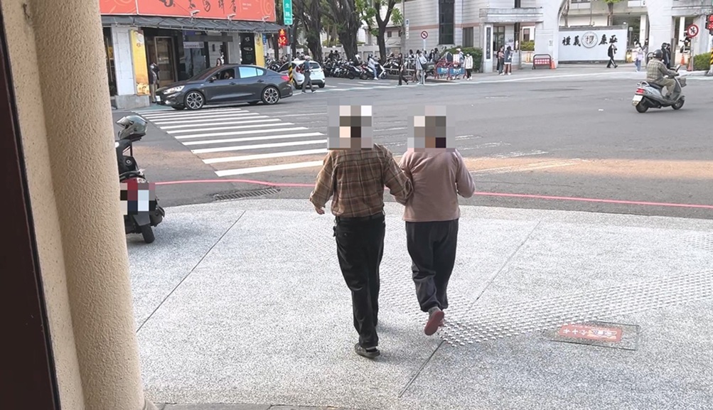 ▲圖說:陳姓伯伯「牽手」失智妻回家的背影,令在場員警為之動容 (圖/台中市政府 提供)