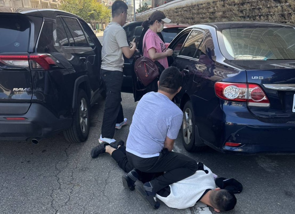 ▲圖說:中市刑大幹員鎖定詐團移動收水車,趁張姓女車手上車交付款項時,一舉查獲車手及何姓收水成員 (圖/台中市政府 提供)