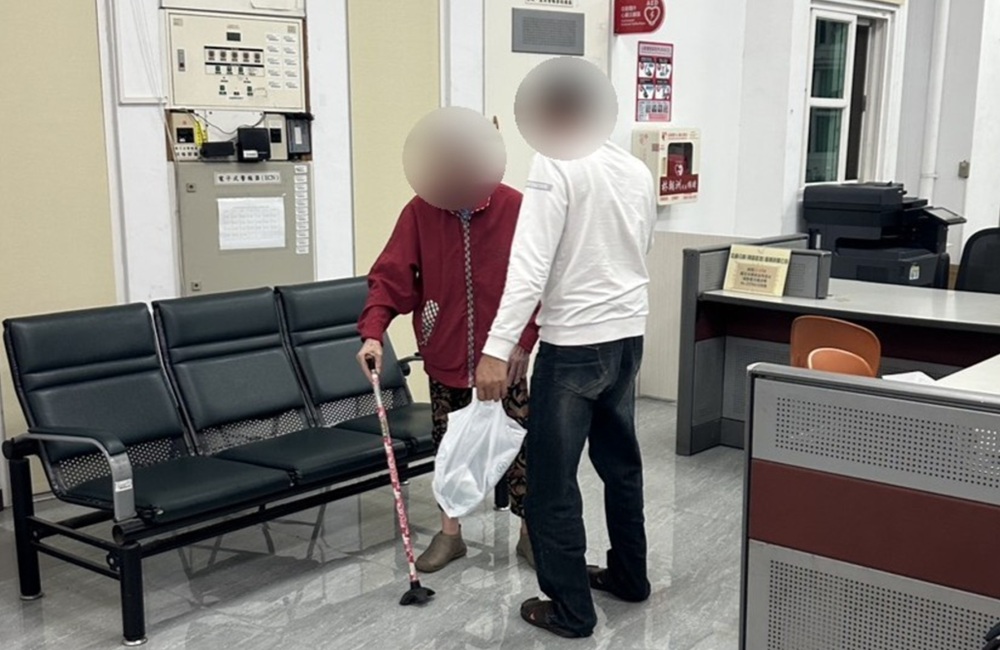 ▲圖說：員警反覆比對婆婆的相關資料，終於順利聯繫上她的兒子            （圖／台中市政府 提供）