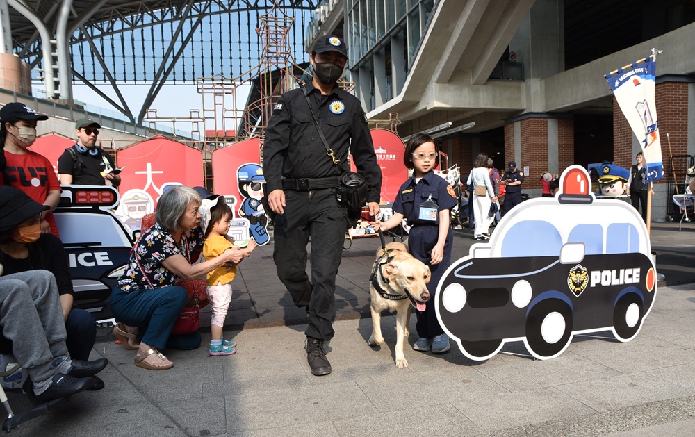 ▲圖說：英勇又可愛的警犬示範如何在密集的人群中精準嗅出藏匿的毒品 （圖／台中市政府 提供）