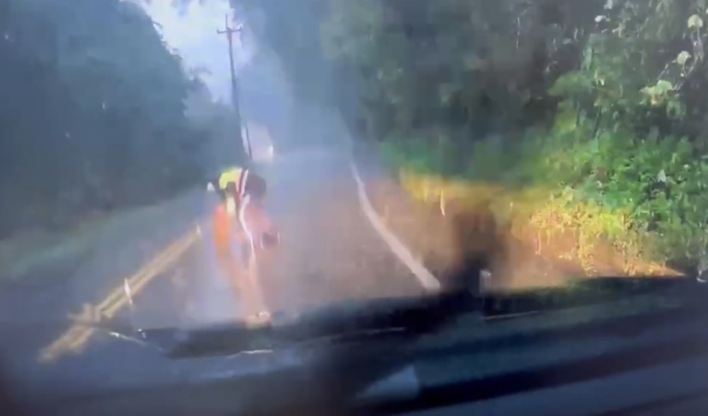 ▲圖說：連日降雨導致山區道路邊坡落石，橫山員警與熱心民眾合力將落石移至路旁，快速恢復道路通行               （圖／新竹縣政府 提供）