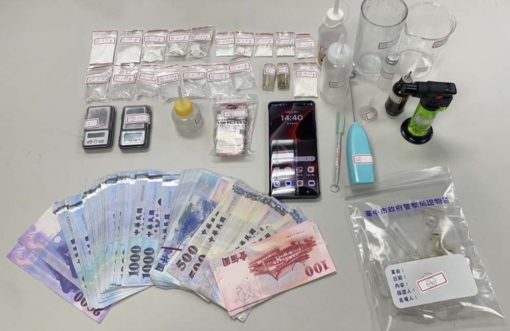 ▲圖說：警方查扣海洛因、安非他命、依托咪酯煙彈、空煙彈殼、針油瓶、量杯、磅秤及販毒所得9萬餘元 （圖／台中市政府 提供）
