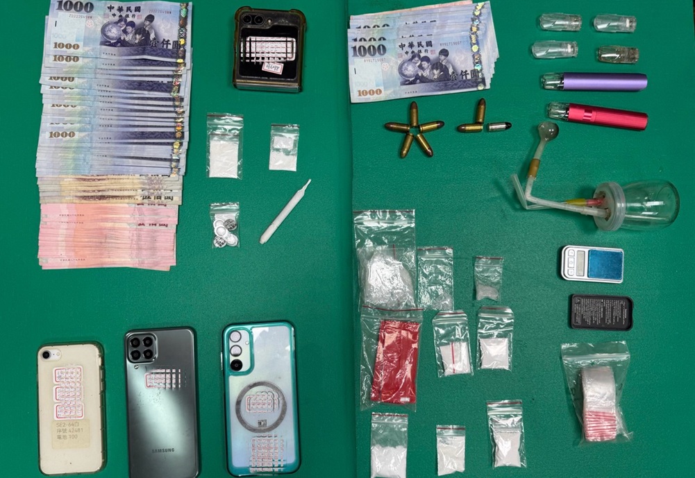▲圖說:中市刑大破獲「毒品直營門市」,起出海洛因、安非他命、依托咪酯煙彈、現金1萬餘元、手槍與子彈等證物 (圖/台中市政府 提供)