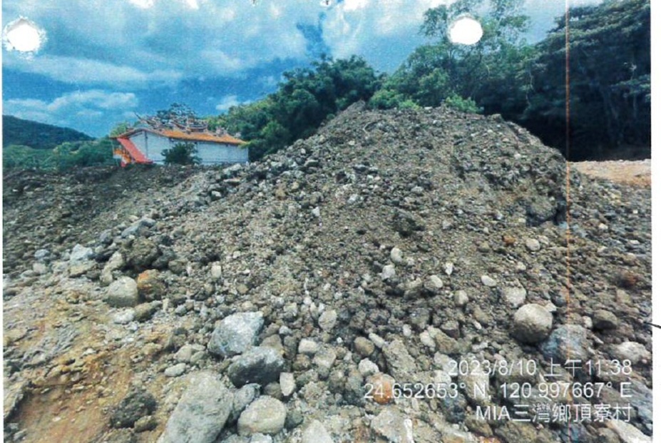 ▲圖說：苗栗檢警破獲違法棄置廢棄物集團，遭傾倒的山坡地挖出巨量廢棄物 （圖／苗栗地檢署 提供）