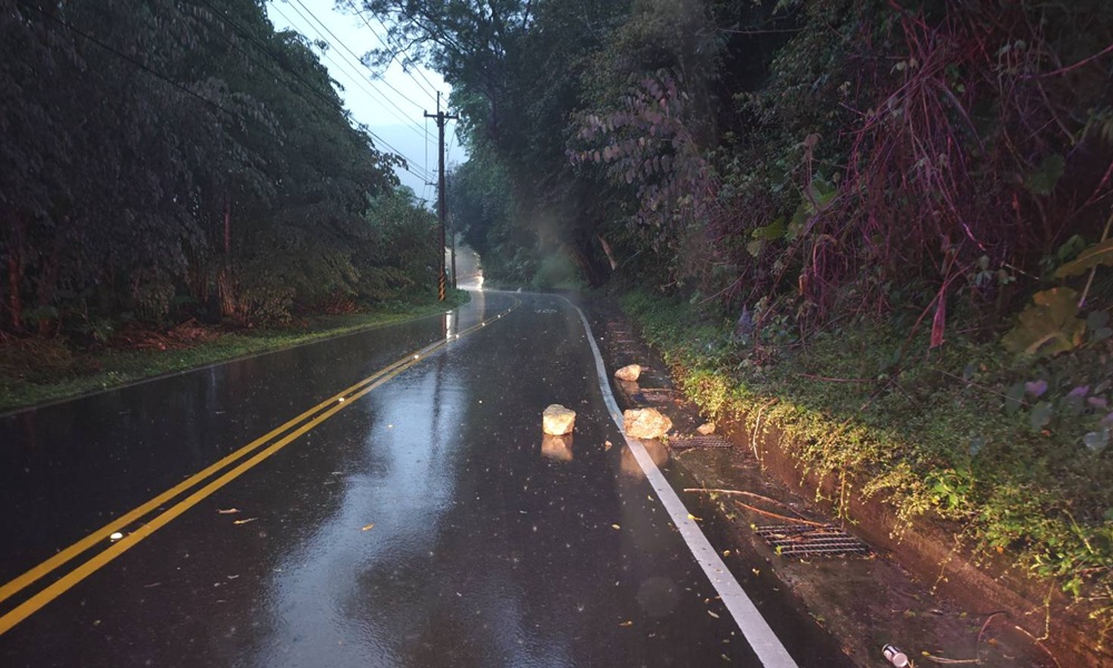 ▲圖說：連日降雨導致山區道路邊坡落石，橫山員警與熱心民眾合力將落石移至路旁，快速恢復道路通行 （圖／新竹縣政府 提供）