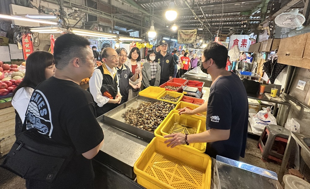 ▲圖說：苗栗地檢署會同刑警大隊長、調查員、消保官、分局偵查隊長及工商發展處人員，前往黃昏市場稽查囤積哄抬物價行為 （圖／苗栗地檢署 提供）