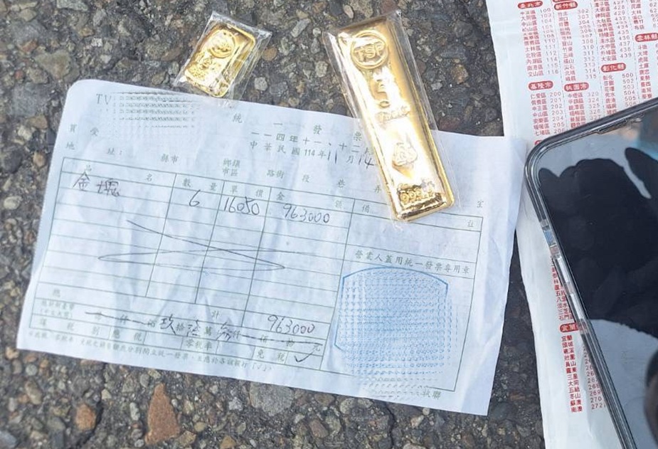 ▲圖說:警方當場查扣被害人面交之黃金及收據等證物 (圖/台中市政府 提供)