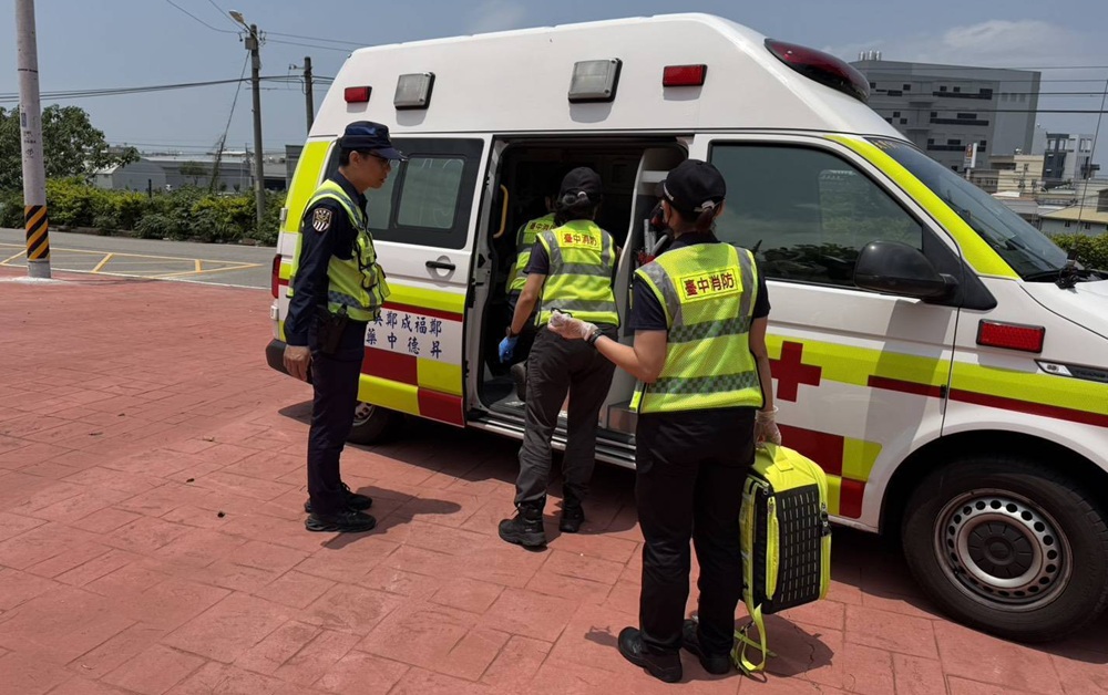 ▲圖說：在鐵路警察與警消人員的柔性勸說下，女子放棄輕生念頭，並登上救護車送醫治療 （圖／台中市政府 提供）