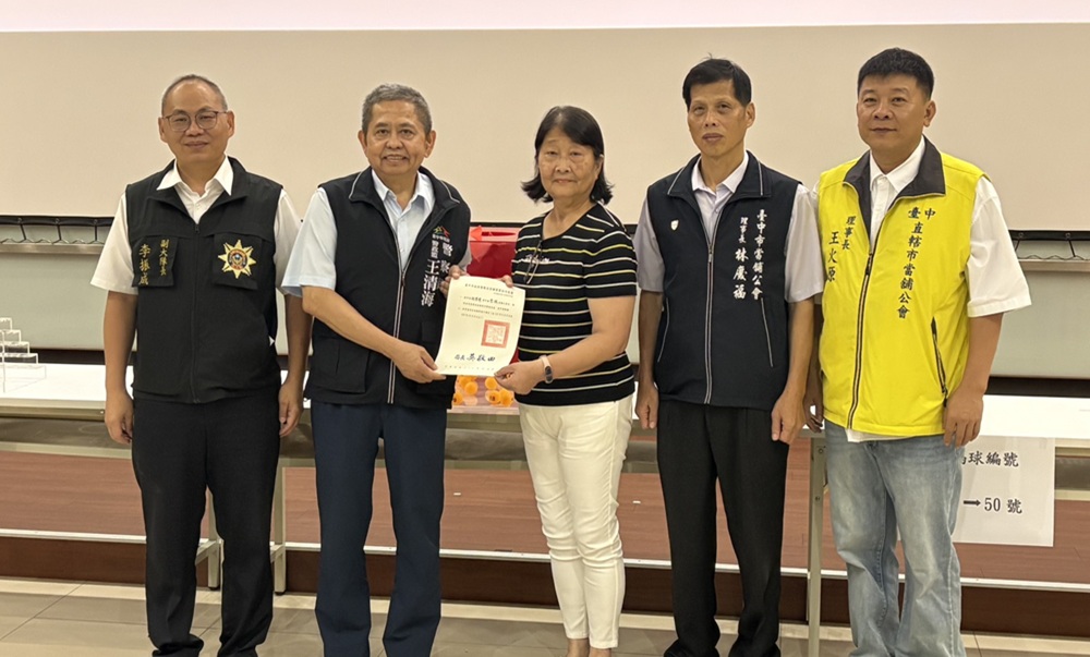 ▲圖說:台中市新增1家當舖,在公開見證下,從65位申請人中抽籤選出幸運兒 (圖/台中市政府 提供)