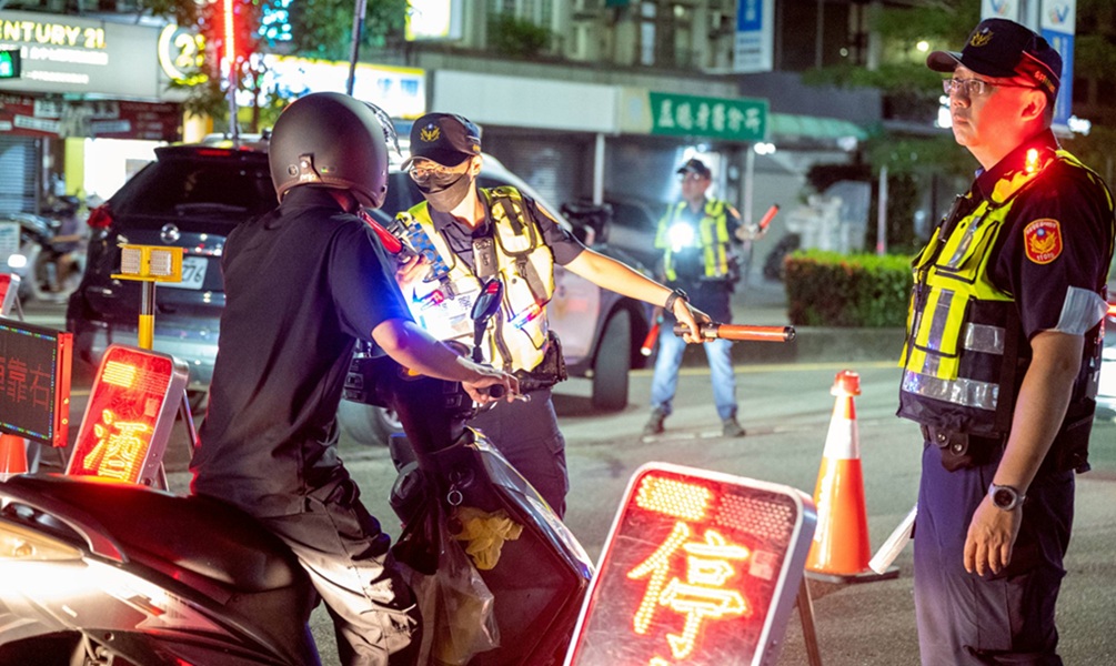 ▲圖說:中市警局結合保安警力,出動500餘名優勢警力執行「擴大取締毒駕專案勤務」 (圖/台中市政府 提供)