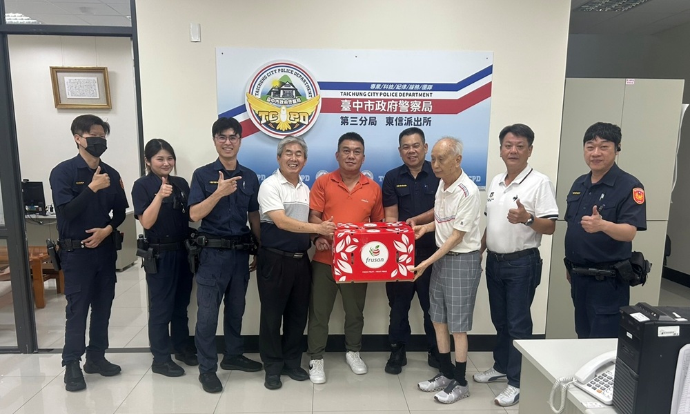 ▲圖說:義警分隊長與建國市場自治會長於端午佳節前夕,暖「粽」感謝堅守崗位的警察同仁 (圖/台中市政府 提供)