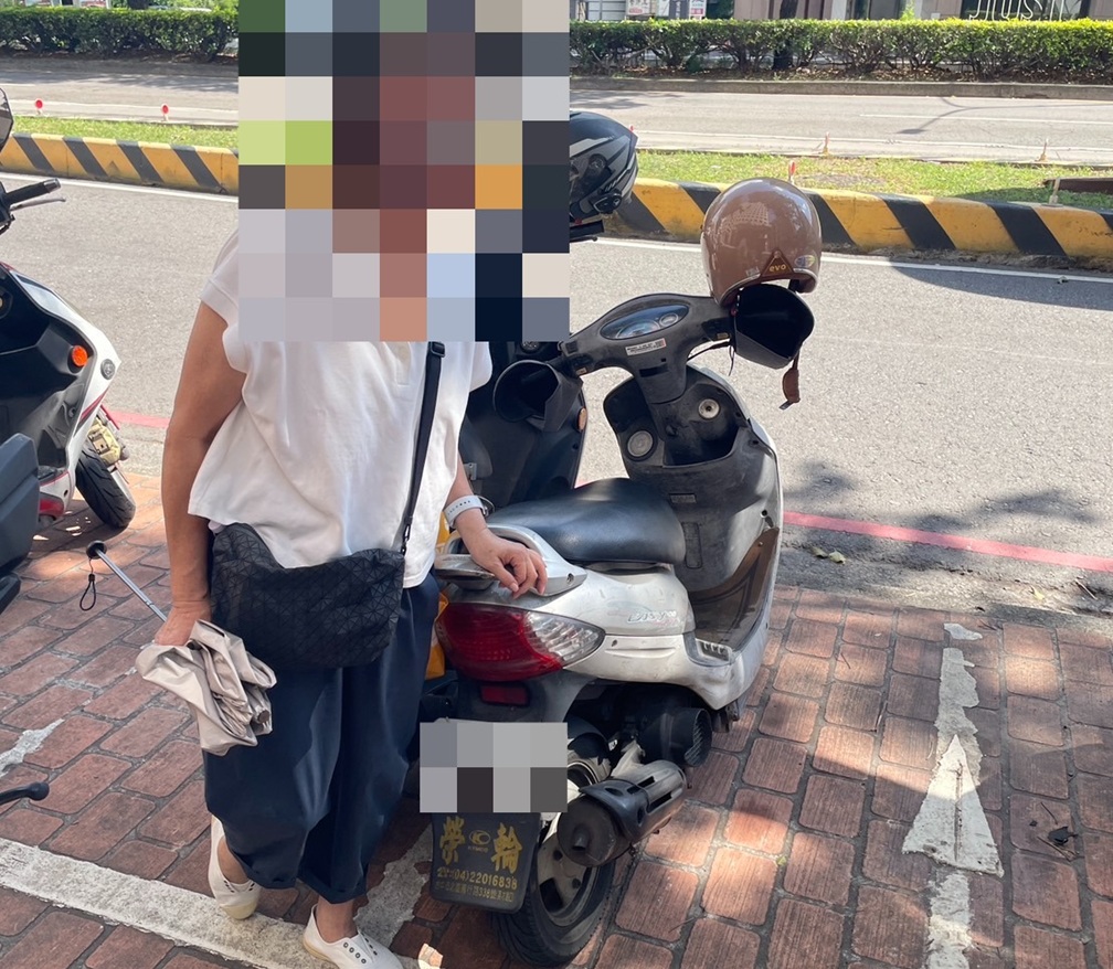 ▲圖說：民權所警員楊嘉華細心搜尋，成功找到老婦人錯記停車位置的機車 （圖／台中市政府 提供）