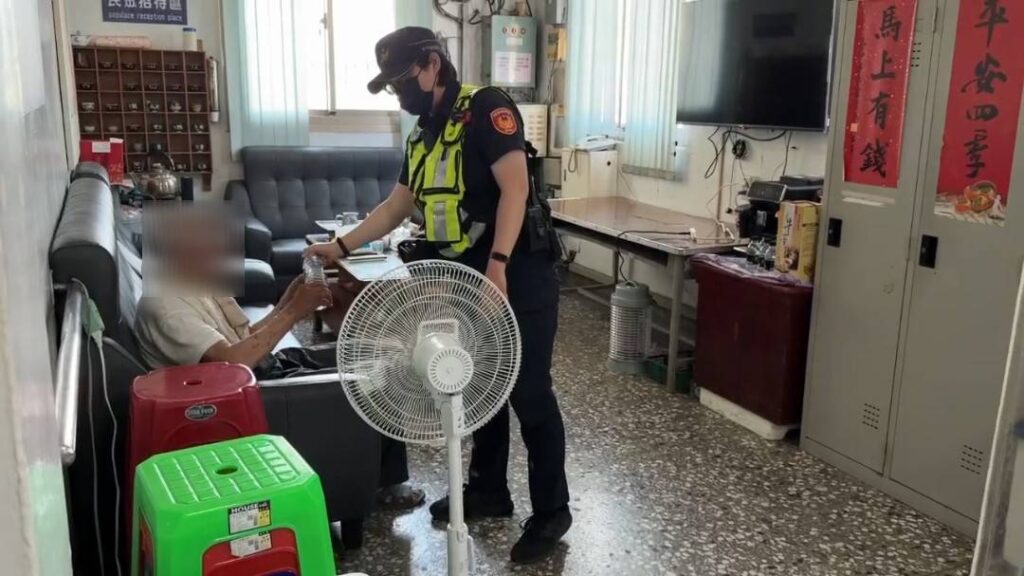 ▲圖說:在等待充電期間,員警貼心地奉茶讓老翁消暑休息 (圖/台中市政府 提供)