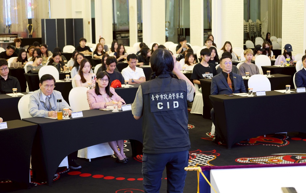 ▲圖說：中市警察局於華僑協會總會舉辦「識詐、防詐宣導講座」活動，向在台僑生宣導防詐知識 （圖／台中市政府 提供）