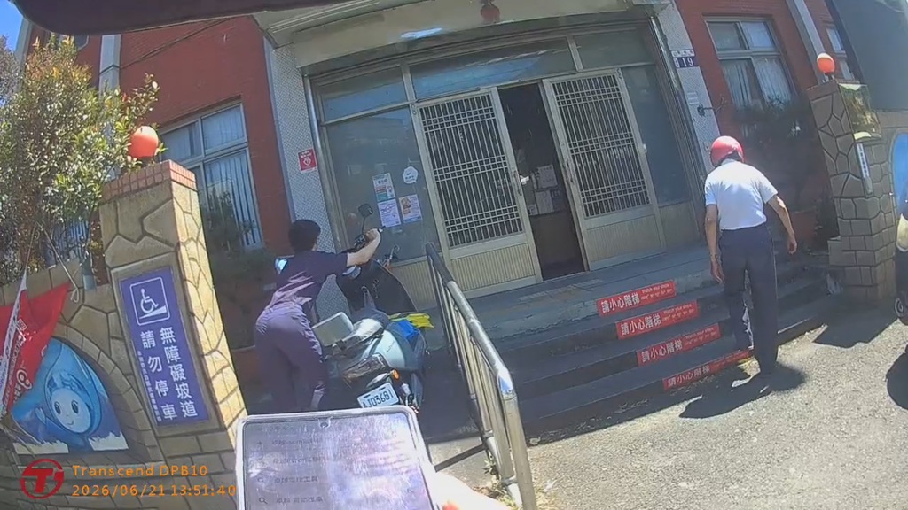 ▲圖說:九旬張翁吃力地牽車走在豐勢路上,忽然看到土牛派出所如同見到救星一般,趕緊走進警所求救 (圖/台中市政府 提供)