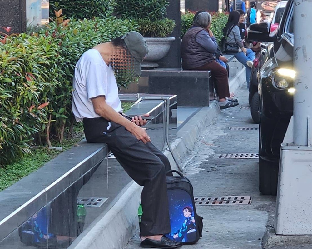 ▲圖說:61歲周姓男子長時間在ATM周遭呆坐與閒晃,且低頭緊盯手機訊息 (圖/台中市政府 提供)