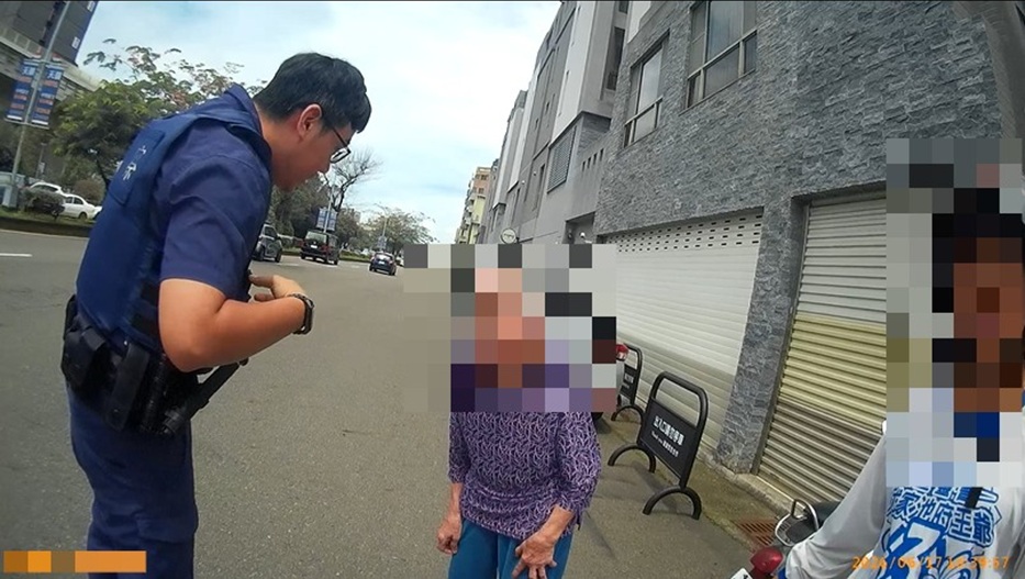 ▲圖說:第一分局西區所員警嘗試詢問九旬阿嬤身分資料,卻發現阿嬤無法清楚表達 (圖/台中市政府 提供)
