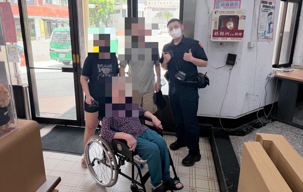 ▲圖說:西區所副所長顏瑞廷一看到婦人樣貌,立即聯想到繼中派出所稍早受理的失蹤人口,經比對相關資料後找到阿嬤家屬 (圖/台中市政府 提供)