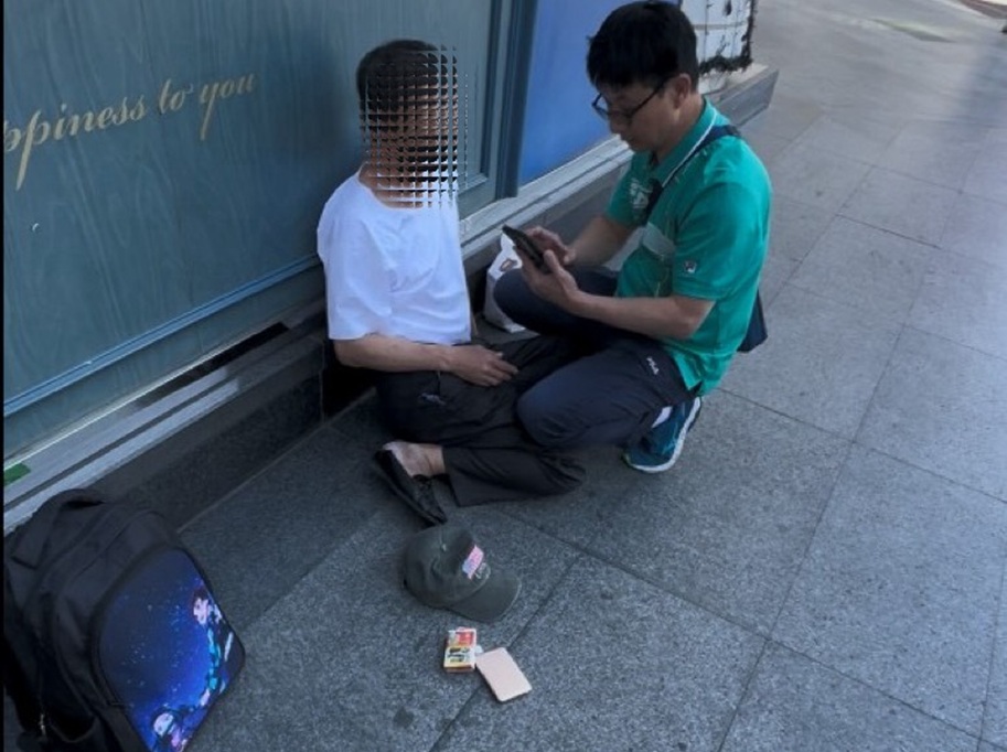 ▲圖說:警方對周姓車手進行跟監蒐證,見其頻繁往返多處ATM提領現金後,立即現身將其活逮 (圖/台中市政府 提供)