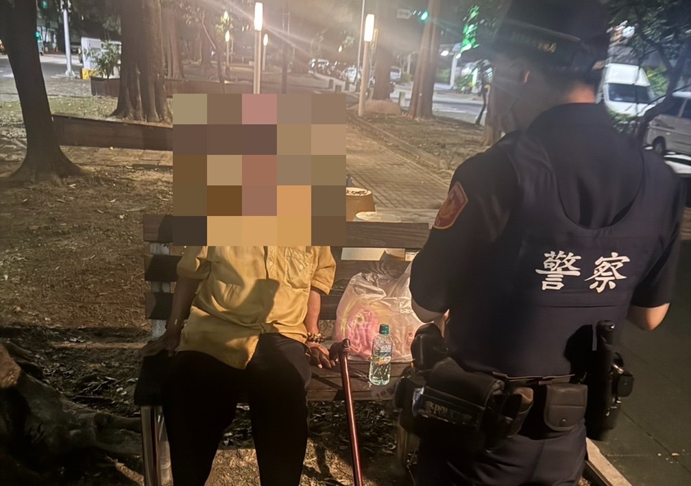 ▲圖說：一名老翁深夜獨自坐在公園長椅上，民權所員警接獲熱心民眾報案趕來協助 （圖／台中市政府 提供）