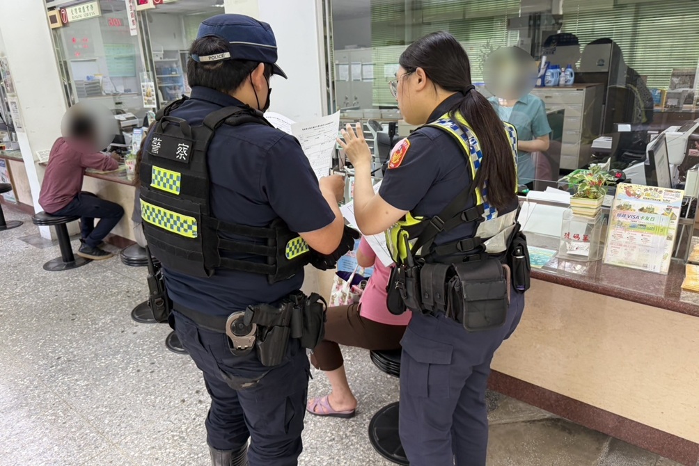 ▲圖說:72歲李婦表示要匯款給表姊還代墊旅費,行員發現收款人年紀不符,趕緊報警協助 (圖/台中市政府 提供)