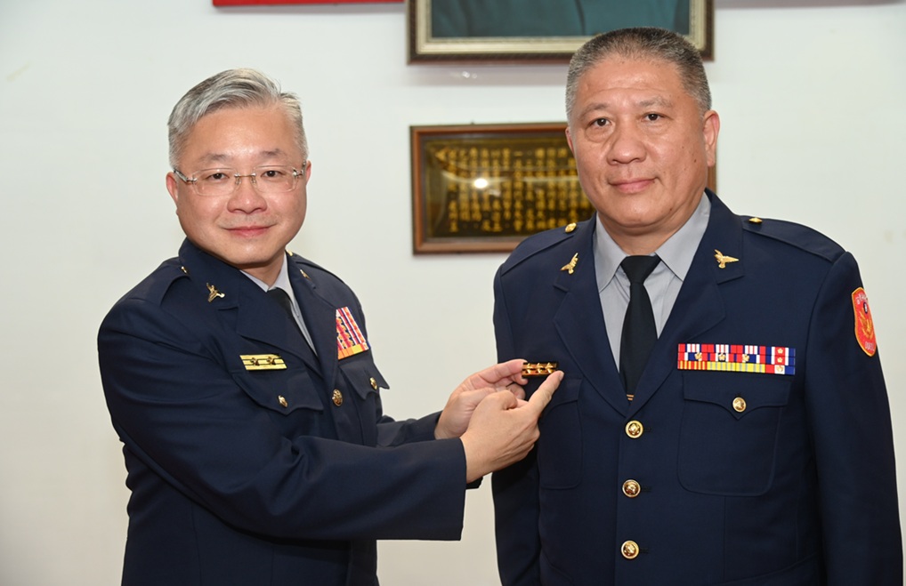 ▲圖說:二線三星警官林盈達(圖右)接受苗栗警察局長李忠萍(圖左)授階,陞任刑事警察大隊副大隊長 (圖/記者彭維權 提供)