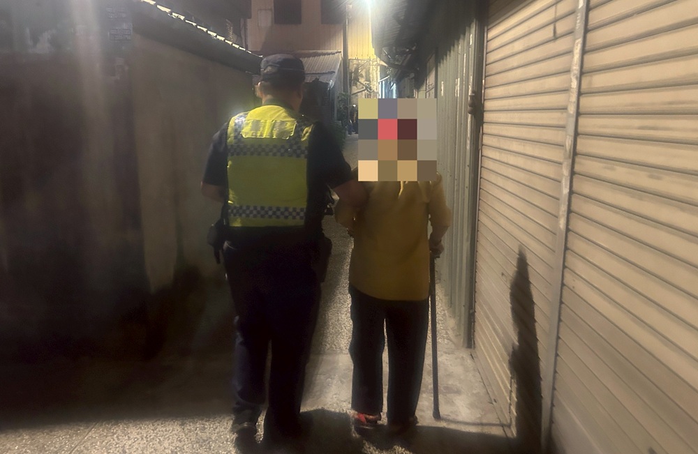 ▲圖說：警員確認黃姓老翁住處後，駕駛巡邏車護送老翁返家           （圖／台中市政府 提供）