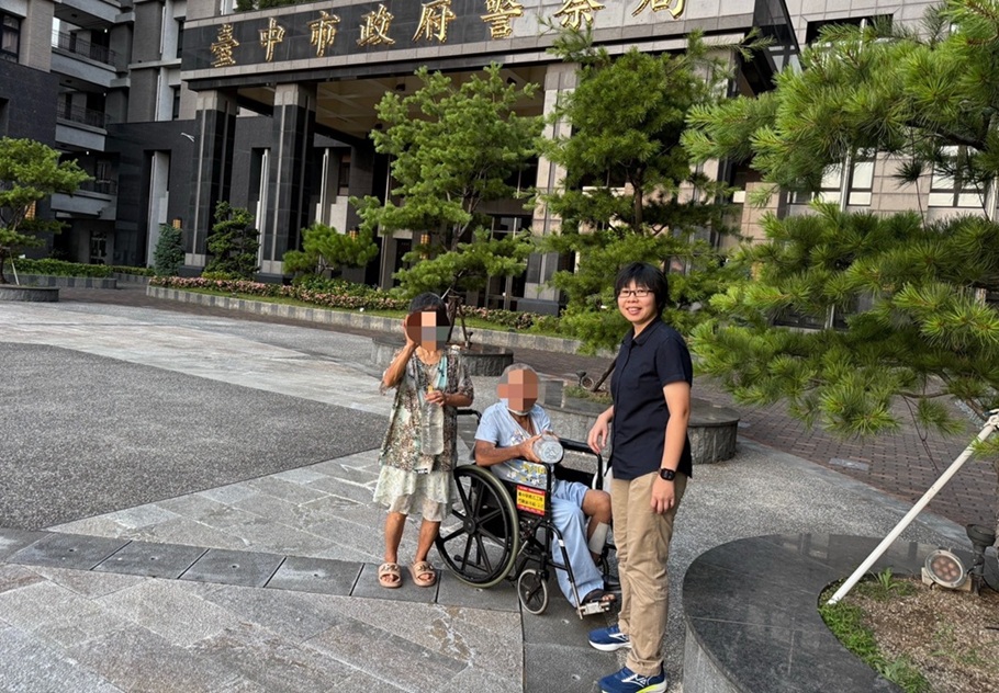 ▲圖說:中市交警大隊第一中隊長詹子瑩當起「運水工」,親自為長輩將飲用水加好加滿! (圖/台中市政府 提供)
