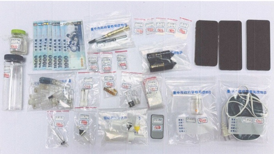 ▲圖說:警方於龔嫌住處起獲依托咪酯粉末、海洛因、安非他命、依托咪酯煙油、空煙彈、電子煙桿、喪屍煙彈、吸食器、現金7仟元及手機等證物 (圖/台中市政府 提供)
