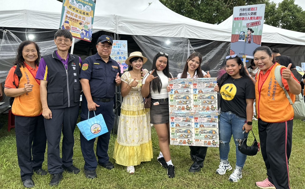 ▲圖說：現場許多外籍移工主動排隊參與警方宣導活動，學習「反詐」、「反毒」及交通安全知識 （圖／台中市政府 提供）