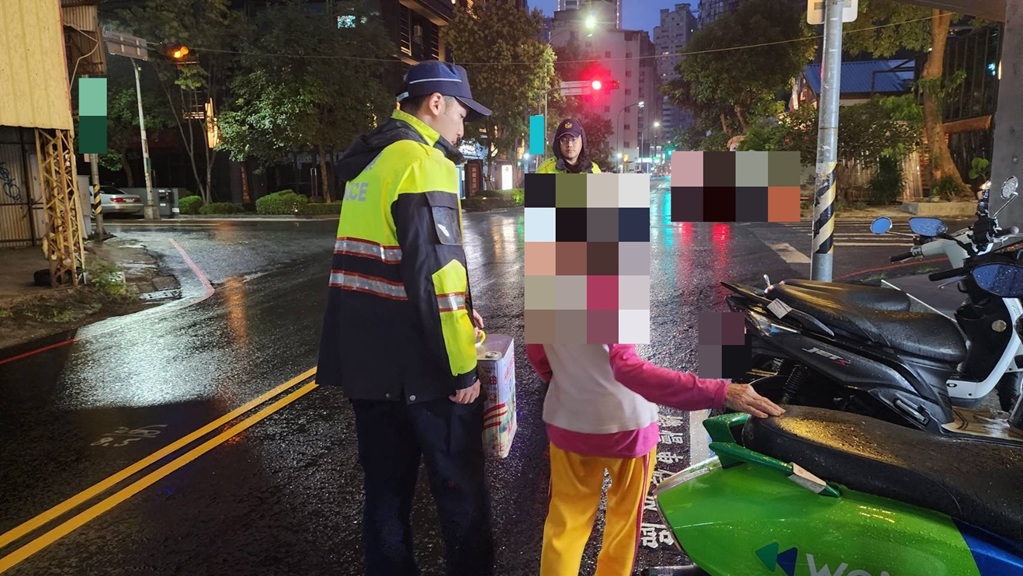 ▲圖說：民權所員警一眼認出老婦人一個月前曾經走失過，隨即調閱處理紀錄將其護送返家 （圖／台中市政府 提供）