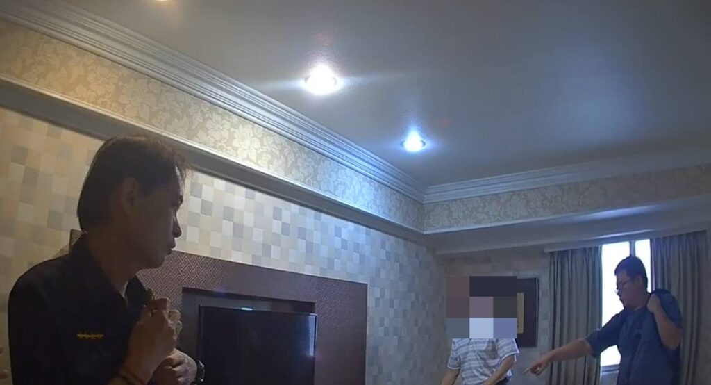 ▲圖說:王姓老翁遭到假檢警詐騙,帶5本存摺到飯店配合辦案,公益所接獲其妻子報案,趕往飯店攔阻 (圖/台中市政府 提供)