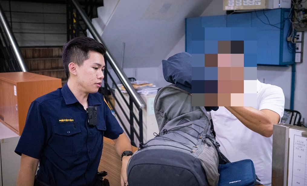 ▲圖說：王姓司機載客時，順手將自己背包放在路邊機車上。員警迅速尋回運將忘記在機車上的背包 （圖／台中市政府 提供）