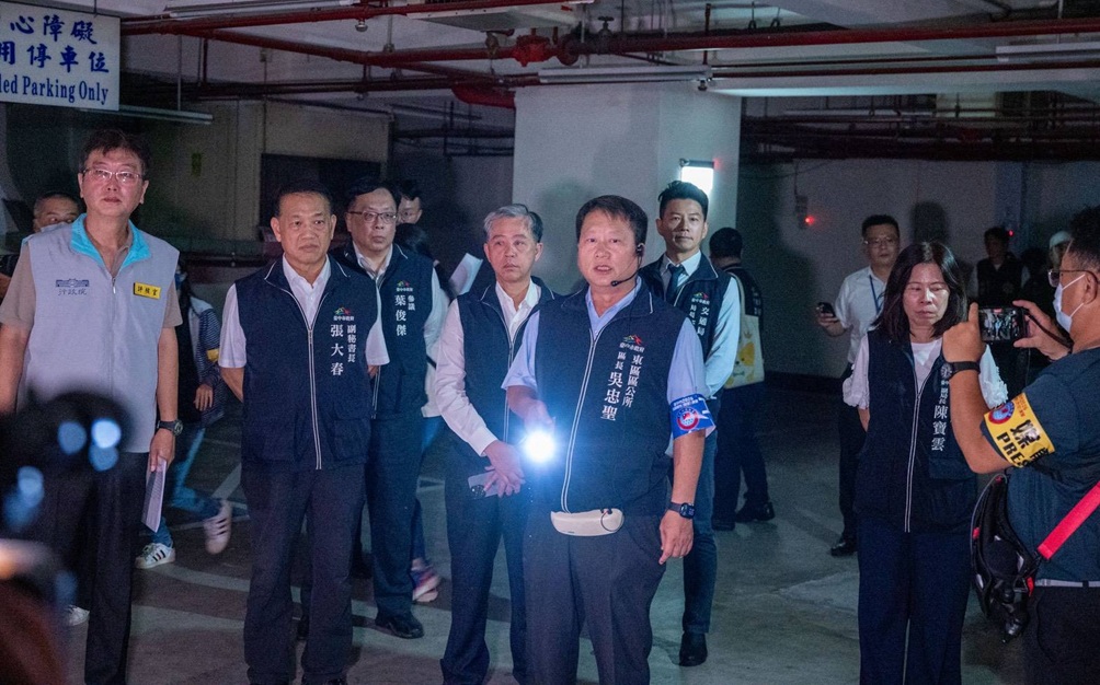 ▲圖說:市府團隊與中央演習視導官員前往臺中車站、百貨公司及區公所視察旅客疏散及避難情形 (圖/台中市政府 提供)